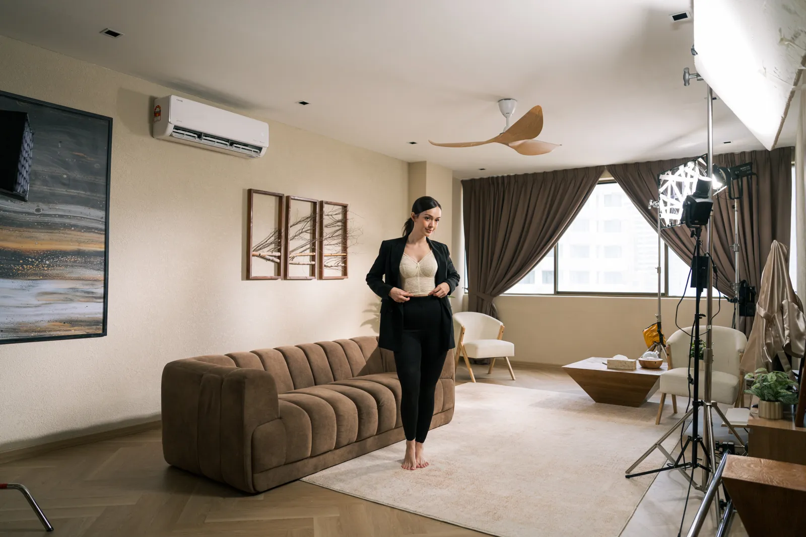 Model in DUA Diamant shapewear and blazer during the living room scene of the product video