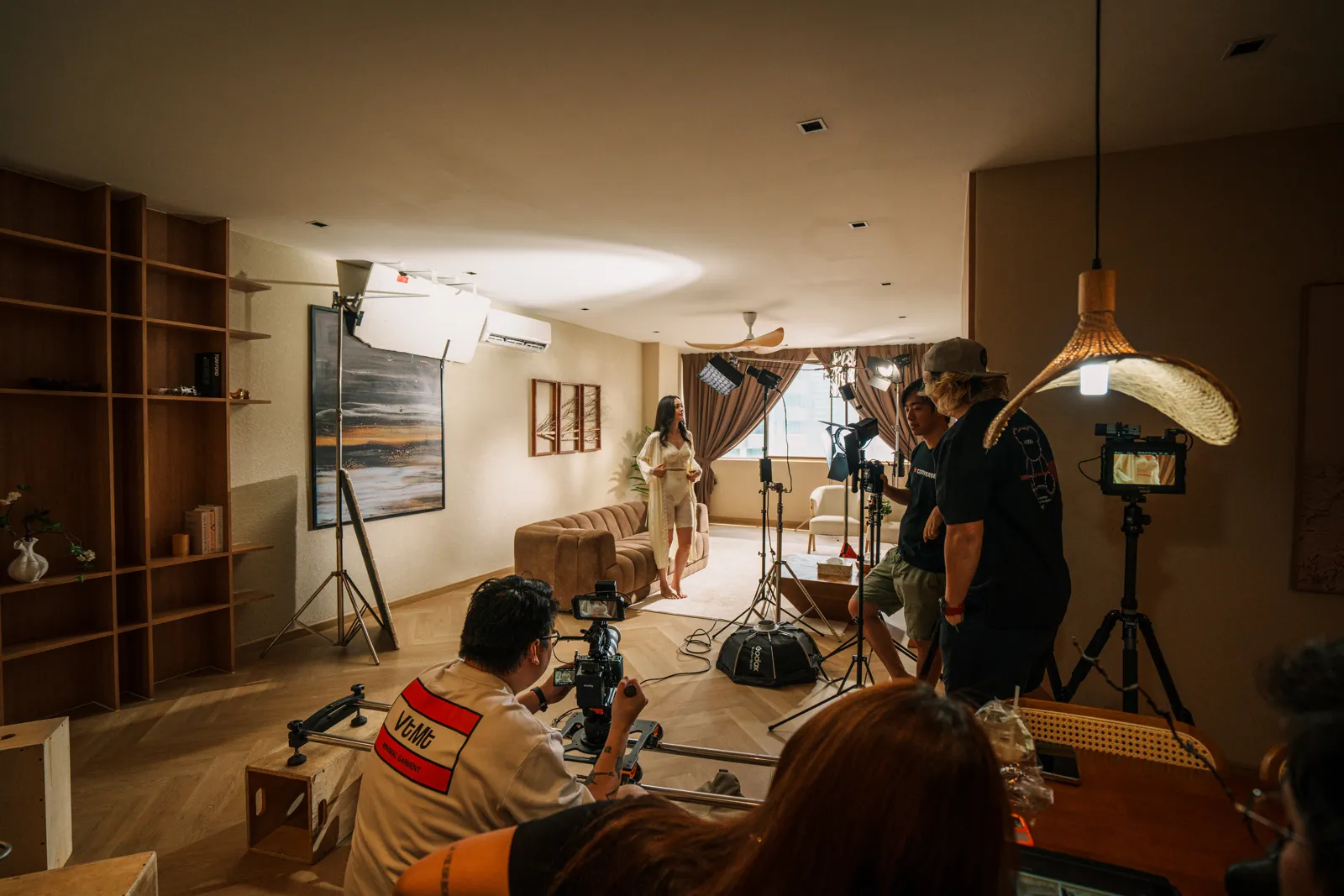 Behind the scenes of the DUA Diamant shapewear video shoot with crew, lighting and camera slider